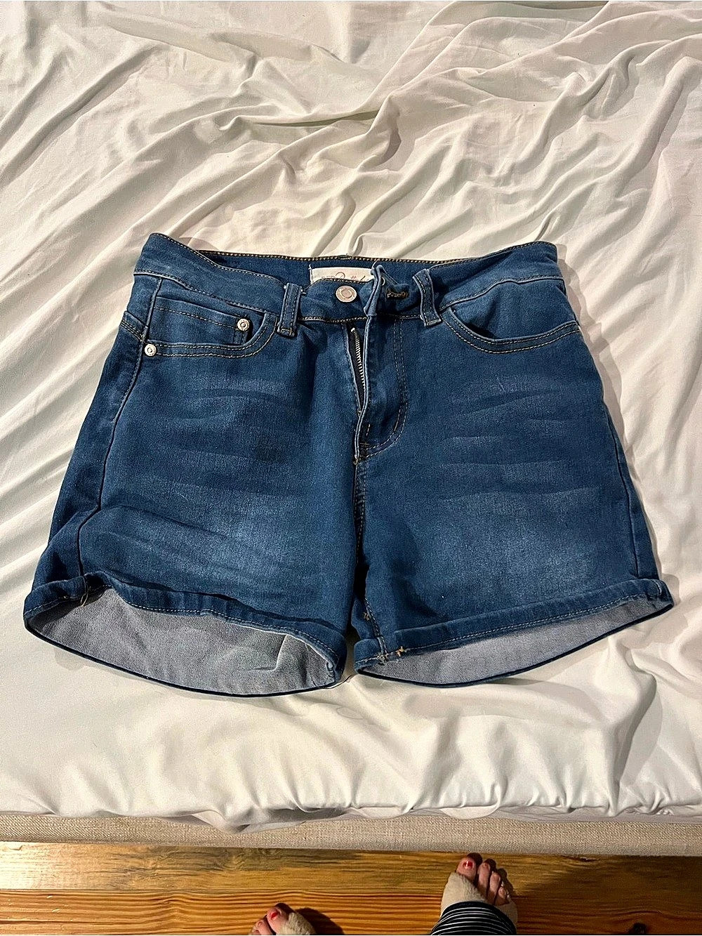 Women's Denim Jean Shorts in Blue || Size 7/28